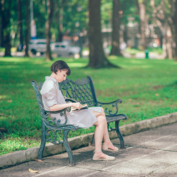 reading-outdoors